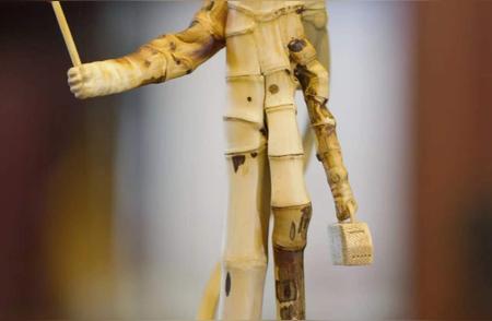长沙男子的竹雕艺术：从10万根竹根中挑选出航天员作品